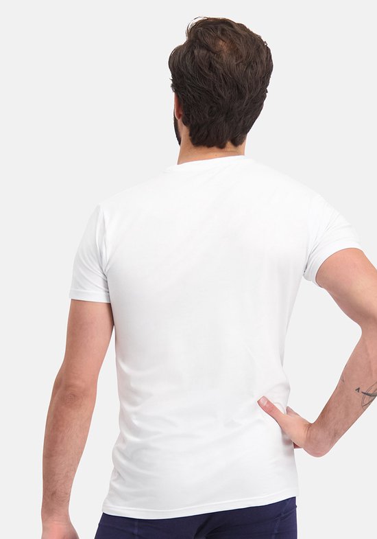 Man van achteren, draagt een wit T-shirt.