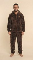 Heren Knuffle Fleece Onesie® | Warme onesie huispak jumpsuit voor mannen | Superzacht & comfortabel | Premium kwaliteit | Duurzaam & CO₂-neutraal geproduceerd in Portugal | Bruin maat S