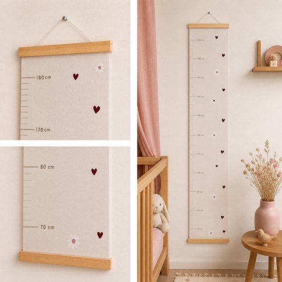 Lichtbruine groeimeter met cm-schaal, hartjes en bloemenprint, hangend naast een kinderbed.