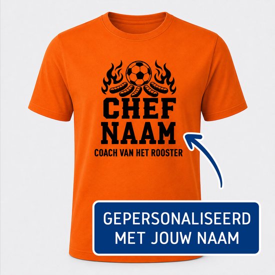 Oranje T-shirt met opdruk 'CHEF NAAM COACH VAN HET ROOSTER', voetbal/worstjes/vuur en tekst 'GEPERSONALISEERD MET JOUW NAAM'