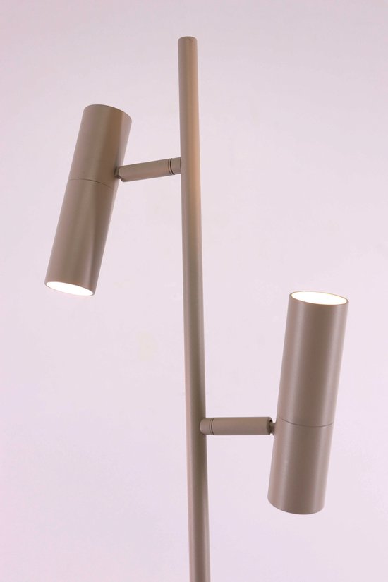 Close-up van de twee verstelbare, zandkleurige spots van een staande lamp.