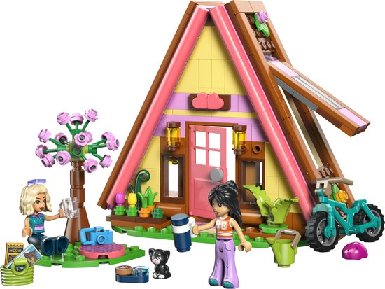 Lego Friends speelgoedhuisje met roze accenten, fiets, boom en poppetjes. Een meisje met een camera en een meisje met een waterkannetje.