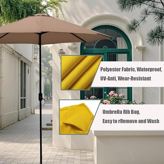 Bruine parasol naast een gebouw met tekst over polyester stof, waterdicht en UV-bestendig.