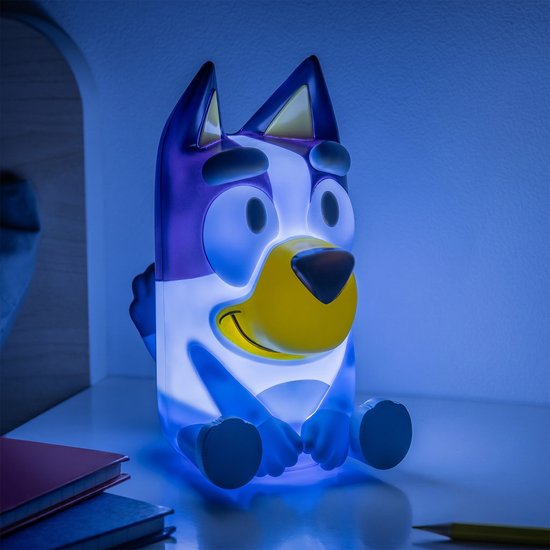 Figurine Bluey bleu clair éclairée dans le noir, avec une lumière bleue.