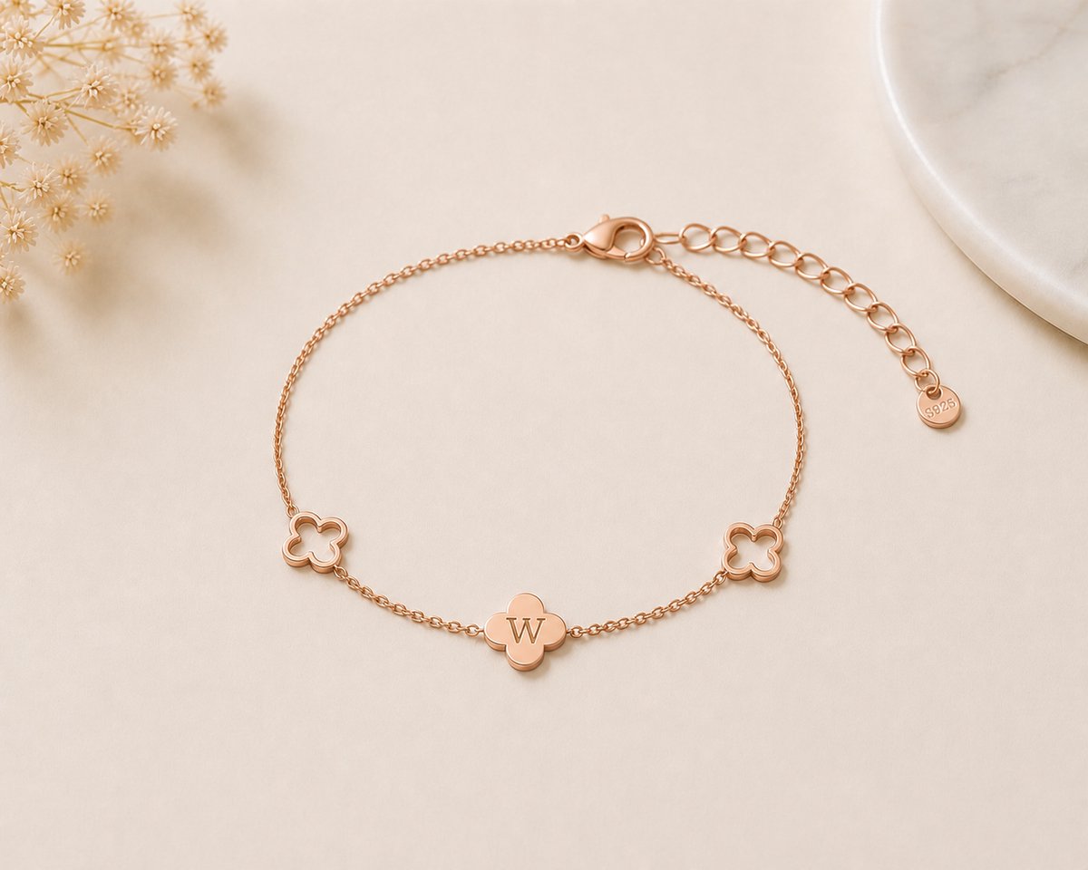 Armband Tess Rosé goud gepersonaliseerd sieraad met letter gegraveerd, leuk persoonlijk cadeau voor moeder, vrouw of vriendin.