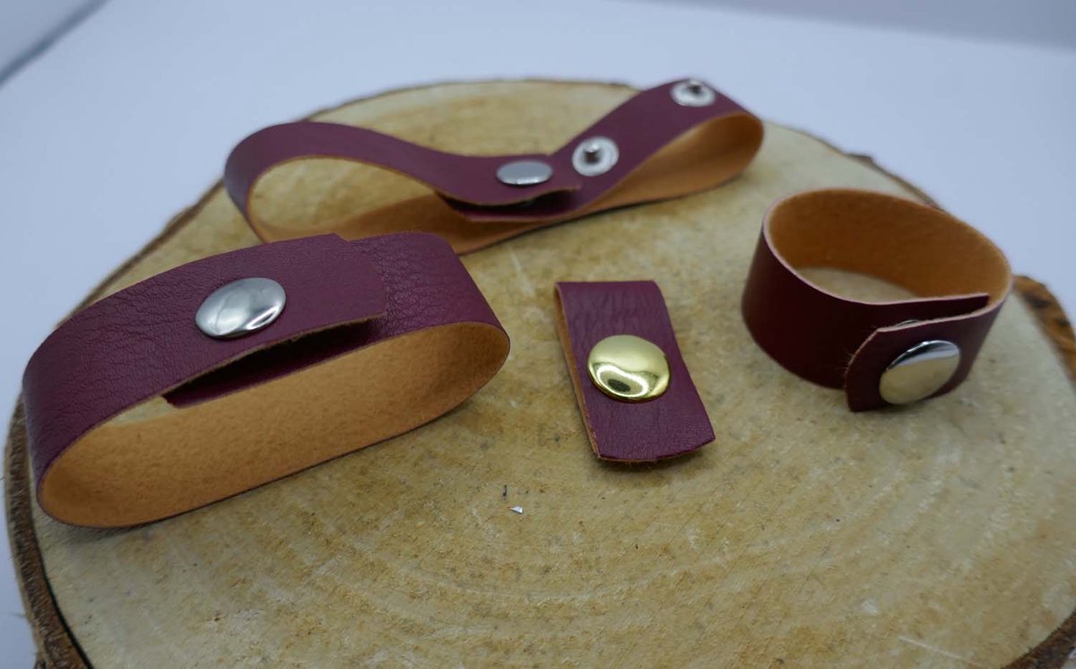Kabelbinders 4 stuks bordeaux rood met drukkers - rode snoerbinders - kabel organiser - 4 kabelbinders om de kabels niet in de knoop te laten komen - kabelbinders met drukkers herbruikbaar - duurzame kabelbinders - herbruikbare snoerenklemmen