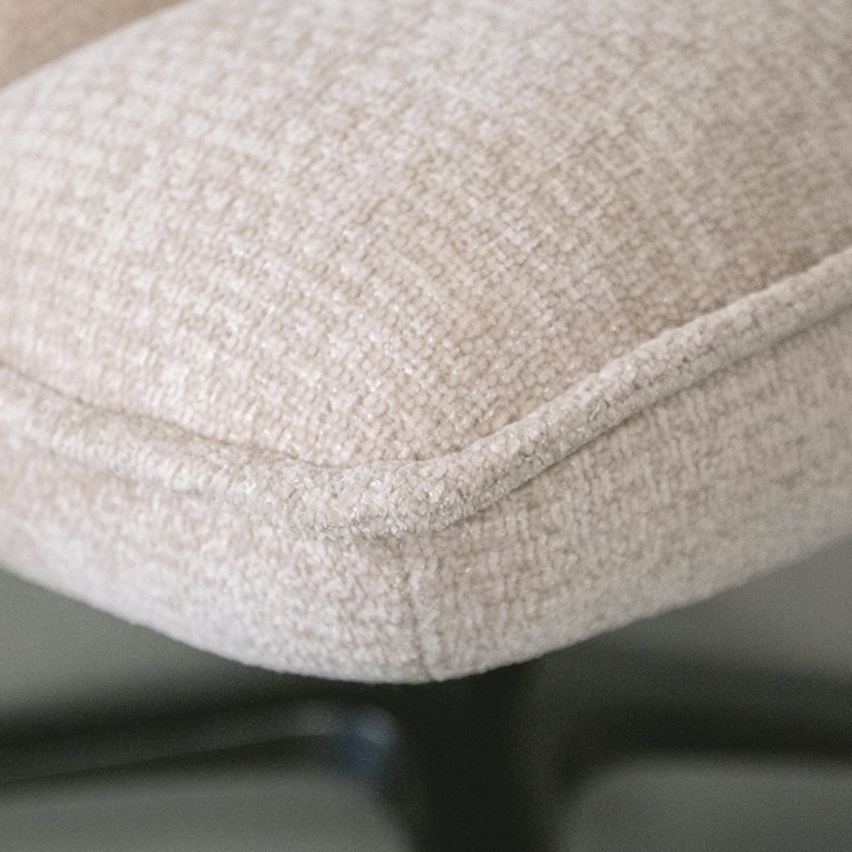 Fauteuil draaibaar - House&Garden Vince Luxe Relaxfauteuil met 360° Draaifunctie - Ergonomische Stoffen Lounge Stoel met Zwart Metalen Onderstel - Naturel Elite - 63x74x91 cm