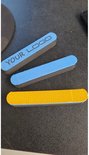 Drie EVA-fenders op een zwarte ondergrond. Eén met 'YOUR LOGO' in blauw, één blauw, en één geel met honingraatpatroon.