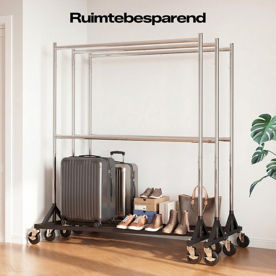 Zilverkleurig kledingrek op wielen met koffers, schoenen en tassen.