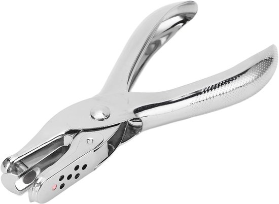 Een zilverkleurige perforator met handvatten met textuur, geïsoleerd op een witte achtergrond.