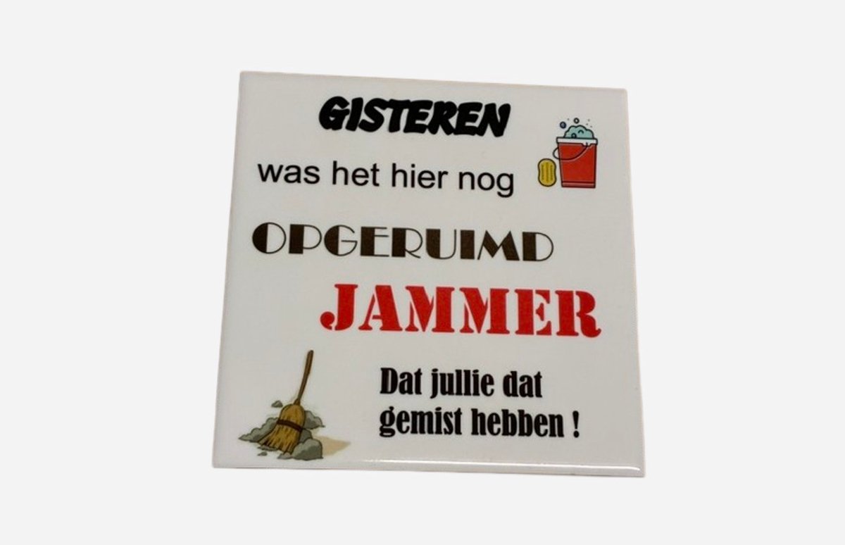 Grappige Spreuktegel – “Gisteren Was Het Hier Nog Opgeruimd” – Decoratieve Tegel met Humor