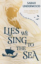 Couverture de livre avec un dessin au trait doré d'une femme aux cheveux ondulés, d'un navire et d'oiseaux. Titre: Lies We Sing to the Sea.