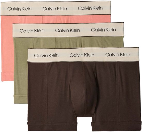 Drie Calvin Klein boxers in de kleuren roze, kaki en bruin.