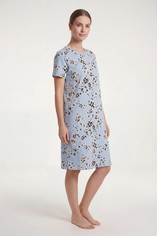 Lichtblauw nachthemd met korte mouwen en een bloemenprint, gedragen door een model op de zijkant.