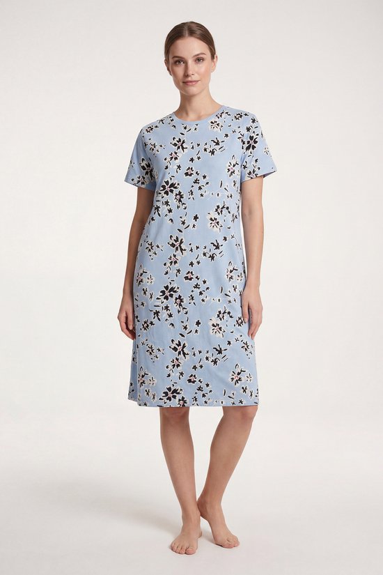 Lichtblauw nachthemd met korte mouwen en een all-over bloemenprint in zwart, wit en roze.