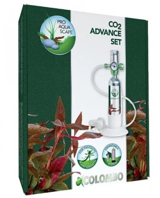 Doos met CO2 Advance Set, met op de voorgrond rode waterplanten en op de doos de tekst "PRO AQUA SCAPE" en "COLOMBO".