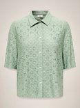 Lichtgroene blouse met korte mouwen, kraag, knopen en broderie anglaise.