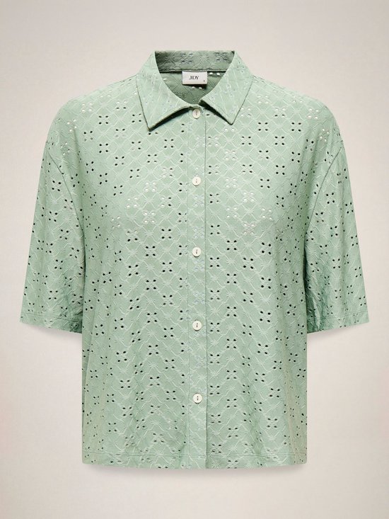 Lichtgroene blouse met korte mouwen, kraag, knopen en broderie anglaise.