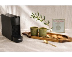 KRUPS Nespresso Essenza Mini Cadeaupakket - Koffiemachine met 2 Mokken, Houten Tray, 2 goudkleurige Theelepeltjes & heerlijke koekjes