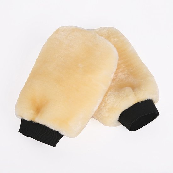 Twee zachte, gele washandschoenen met zwarte elastische manchetten.
