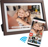 Digitale fotolijst met donkerbruin frame toont een selfie van moeder en dochter. Een smartphone ernaast toont dezelfde foto en de gallerij.