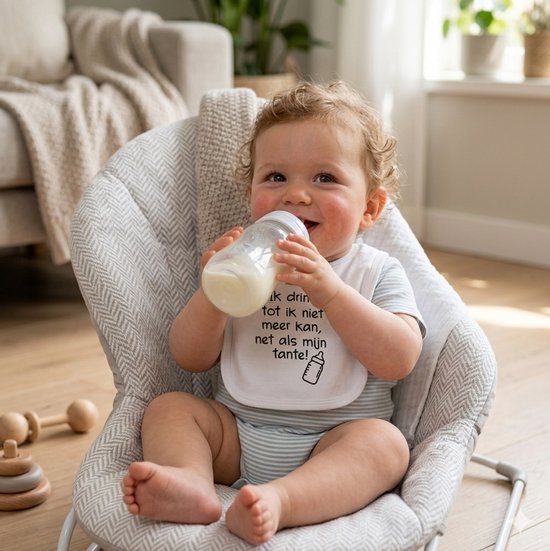 Witte slabbetje met tekst "Ik drink tot ik niet meer kan, net als mijn tante!". Baby in wipstoel met fles melk.