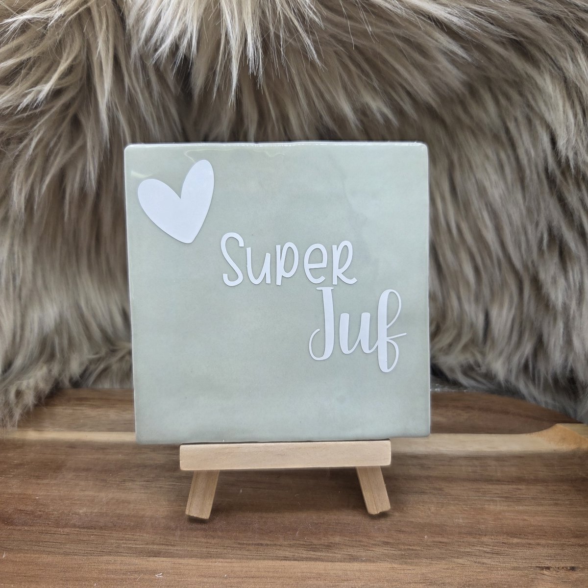 Robuust Wenstegeltje – Super Juf – Cadeau einde schooljaar, Juffendag, afscheid of zomaar – Trendy nu – Wanddecoratie – Sfeervol en Persoonlijk – Zomaar - Incl standaard - Ingepakt cadeauverpakking