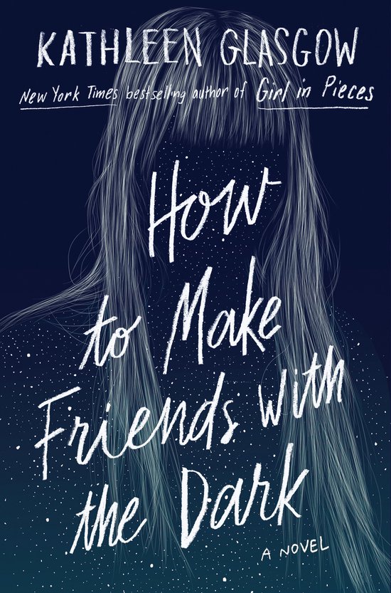 Boekomslag van "How to Make Friends with the Dark" van Kathleen Glasgow met een illustratie van een vrouw met lang haar tegen een donkerblauwe, sterrenhemel achtergrond.