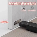 Zwarte grendel met metalen plaat op een houten deurpost, met 'press and rebound' pictogrammen.