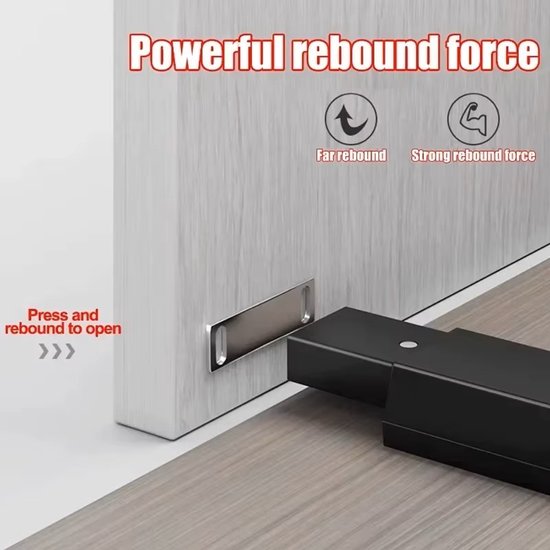 Zwarte grendel met metalen plaat op een houten deurpost, met 'press and rebound' pictogrammen.