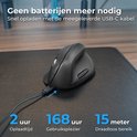 Zwarte ergonomische muis op een bureau, verbonden met een USB-C kabel om op te laden. "Geen batterijen meer nodig".