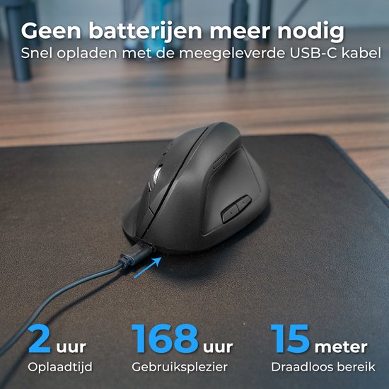 Zwarte ergonomische muis op een bureau, verbonden met een USB-C kabel om op te laden. "Geen batterijen meer nodig".