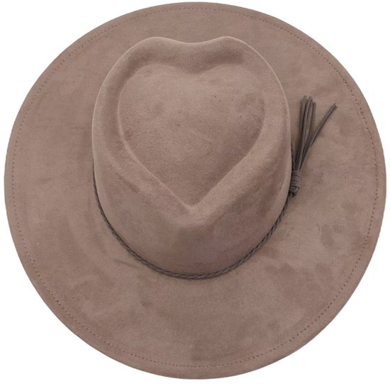 Taupe suède look fedora hoed met hartvormige kroon en franje detail.