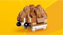 Un hérisson LEGO marron avec un ventre blanc, sur fond jaune.