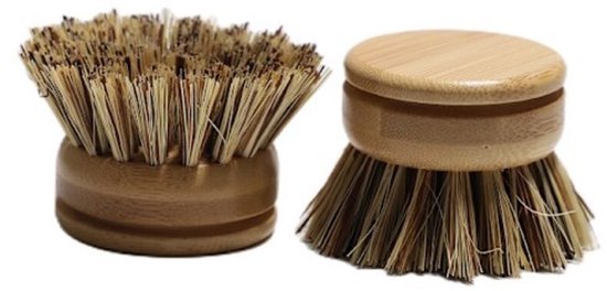 Twee afwasborstelkoppen: één met een plat houten handvat en één met een ronde houten basis.