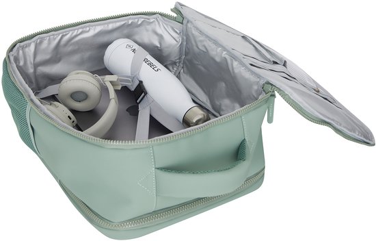 Open mintgroene tas met witte waterfles, koptelefoon en documenten erin.