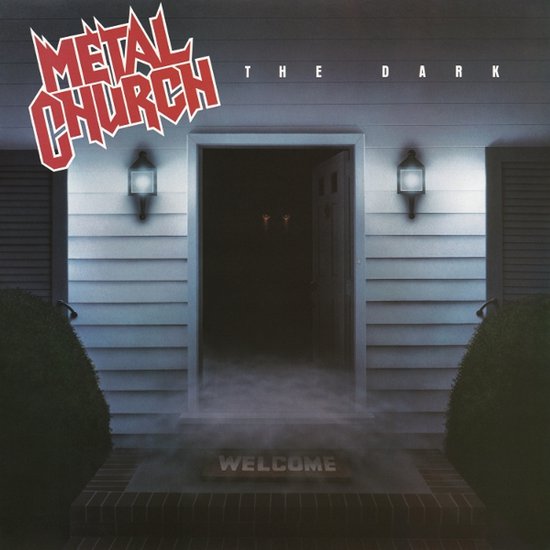 Metal Church - The Dark. Een voordeur met rokerige mist en twee lichtjes in de duisternis.