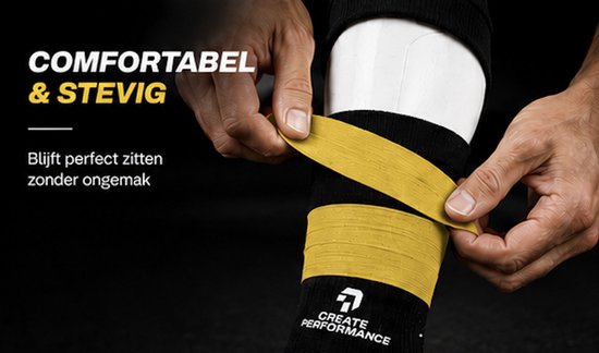 Handen wikkelen gele sporttape om een been met zwarte sportsok met logo van Create Performance.