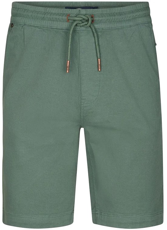 Voorkant van een groene chino short met tailleband, veter en koperkleurige details.