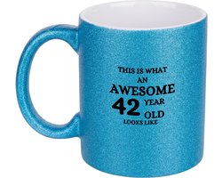 Hacebo® – Dit is hoe een geweldige 42 jarige eruit ziet koffiebeker glitter blauw – Hoera 42 jaar – Familie vrienden – thee mok – koffie beker – Cadeau – koffiemok – 350 ML inhoud Hacebo® – Dit is hoe een geweldige 42 jarige eruit ziet koffiebeker glitter blauw – Hoera 42 jaar – Familie vrienden – thee mok – koffie beker – Cadeau – koffiemok – 350 ML inhoud