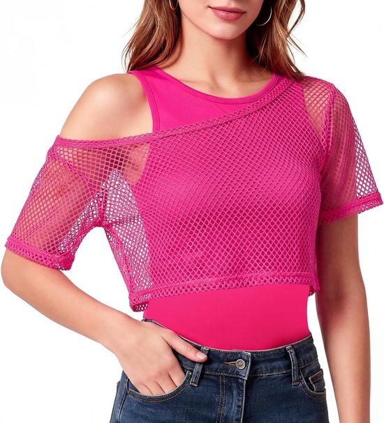 Model draagt felroze crop top met mesh bovenlaag over een tanktop en een blauwe jeans.