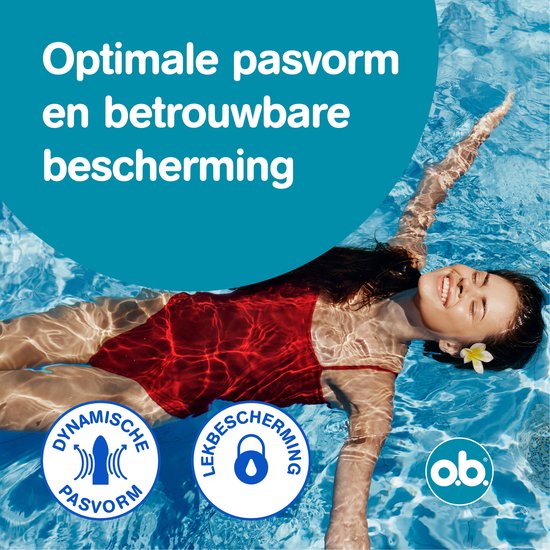 Een vrouw in een rood badpak drijft lachend op haar rug in een zwembad. Cirkels met teksten 'Dynamische pasvorm' en 'Lekbescherming'.