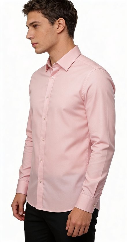Model draagt een lichtroze slim fit overhemd met lange mouwen, profiel.