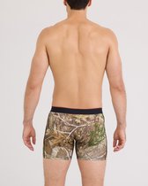 Achterkant van een man met camouflage SAXX boxershort.