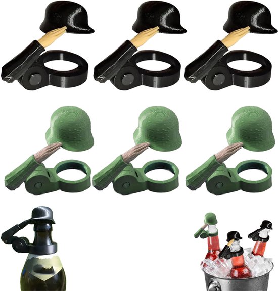 Zes zwarte en zes groene bierflesdoppen in de vorm van helmen, elk met een zandkleurig handje dat een saluut maakt.