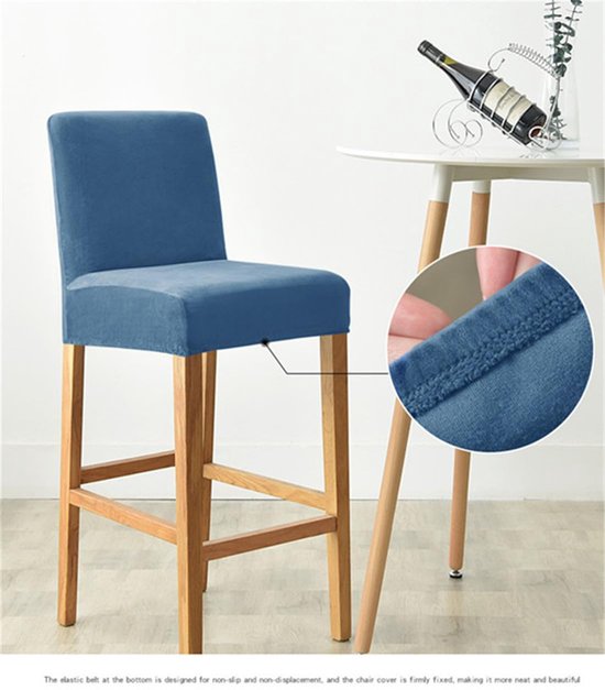 Blauwe barkruk met houten poten, met detailfoto van de elastische band.