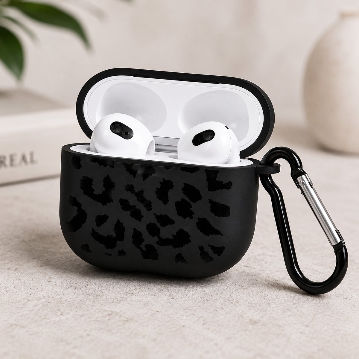 Enluxe Geschikt voor Airpods 3 - Airpod Case Schokbestendig Hoesje - Zwart Panterprint met Clip