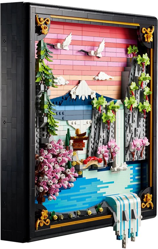 LEGO-landschapsdecoratie met berg, waterval, kersenbloesems en kraanvogels, tentoongesteld in een zwarte lijst.