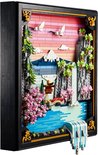 LEGO-landschapsdecoratie met berg, waterval, kersenbloesems en kraanvogels, tentoongesteld in een zwarte lijst.