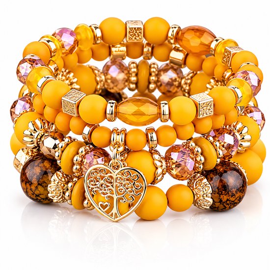Set van vier gele en bruine armbanden met gouden details en een levensboom bedel.